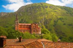 que-visitar-asturias-covadonga-santuraio